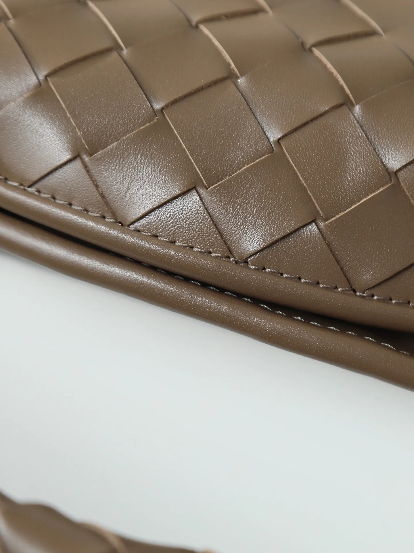 1180. #Bv’s new medium size HO 796262. The bag body and handles are made of a whole piece of woven leather. The bag body is soft and lazy. Ho symbolizes the praise of innovation and eternal craftsmanship [love]. The pyramid silhouette combines practicality and fashion. It is modern and casual. The double-sided closure design of the bag mouth is more convenient and safe! Made of soft cowhide and full of texture, this is a must-have for fashionable ladies who like minimalism, comfort and casualness! Dimensions: 46x21x10